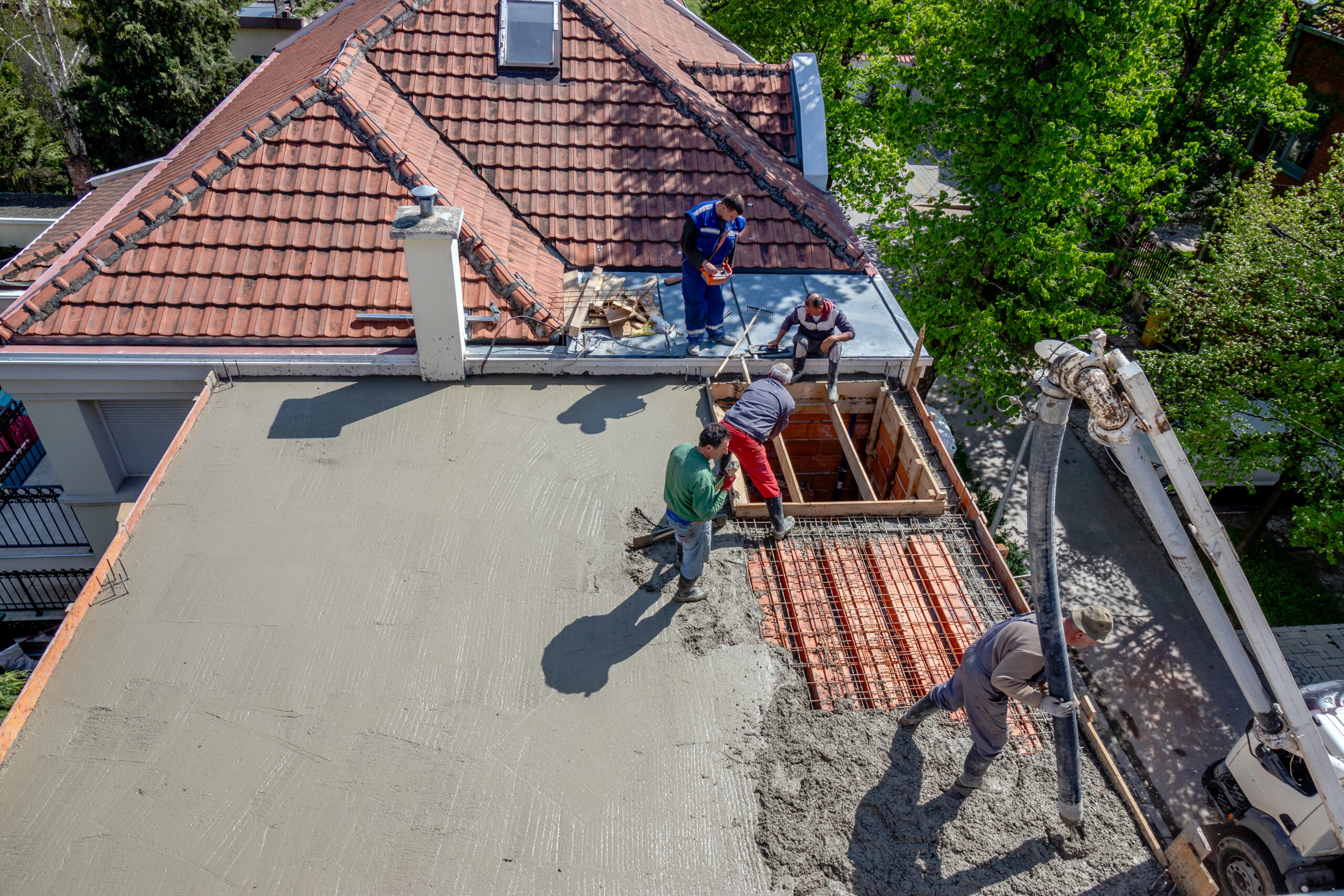 JAK OVLIVŇUJE POČASÍ BETONÁŽ: LÉTO VS. ZIMA